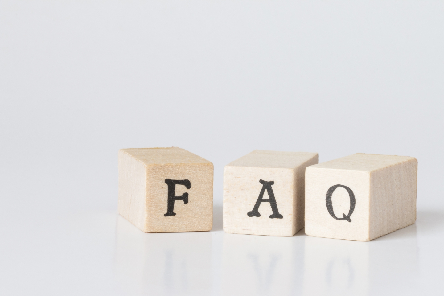 「FAQ」と書かれた3つの木製ブロック