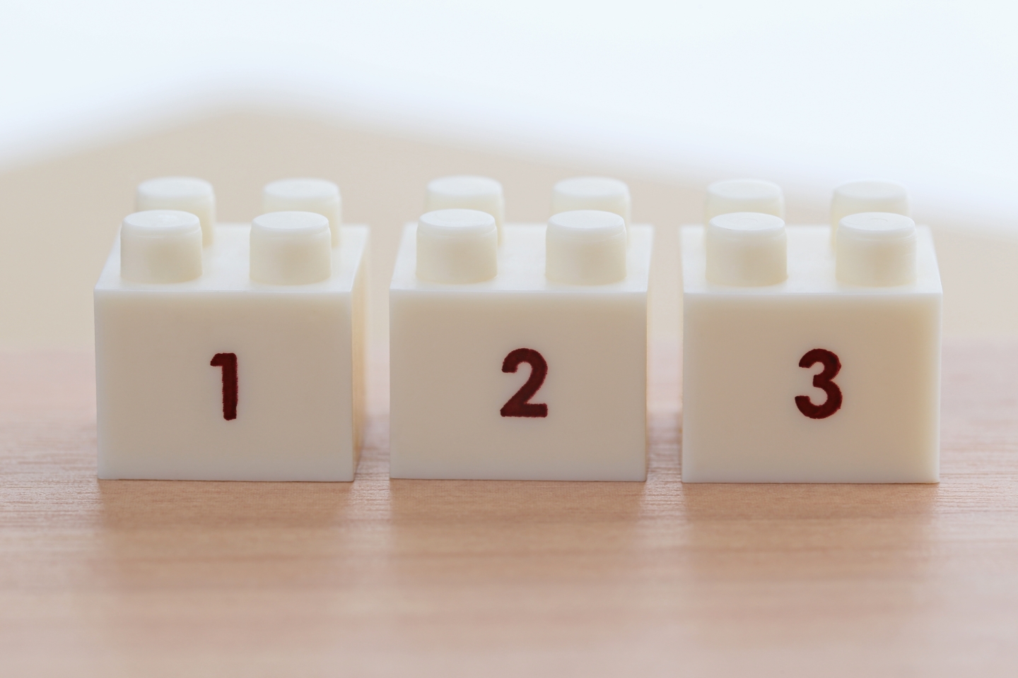 1、2、3の数字が印字された白いブロック